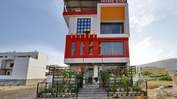 Un edificio de varios pisos con un cartel que dice 'DELIGHT HOME STAY'.