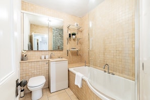 Ein Badezimmer mit Toilette, Waschbecken und Badewanne.