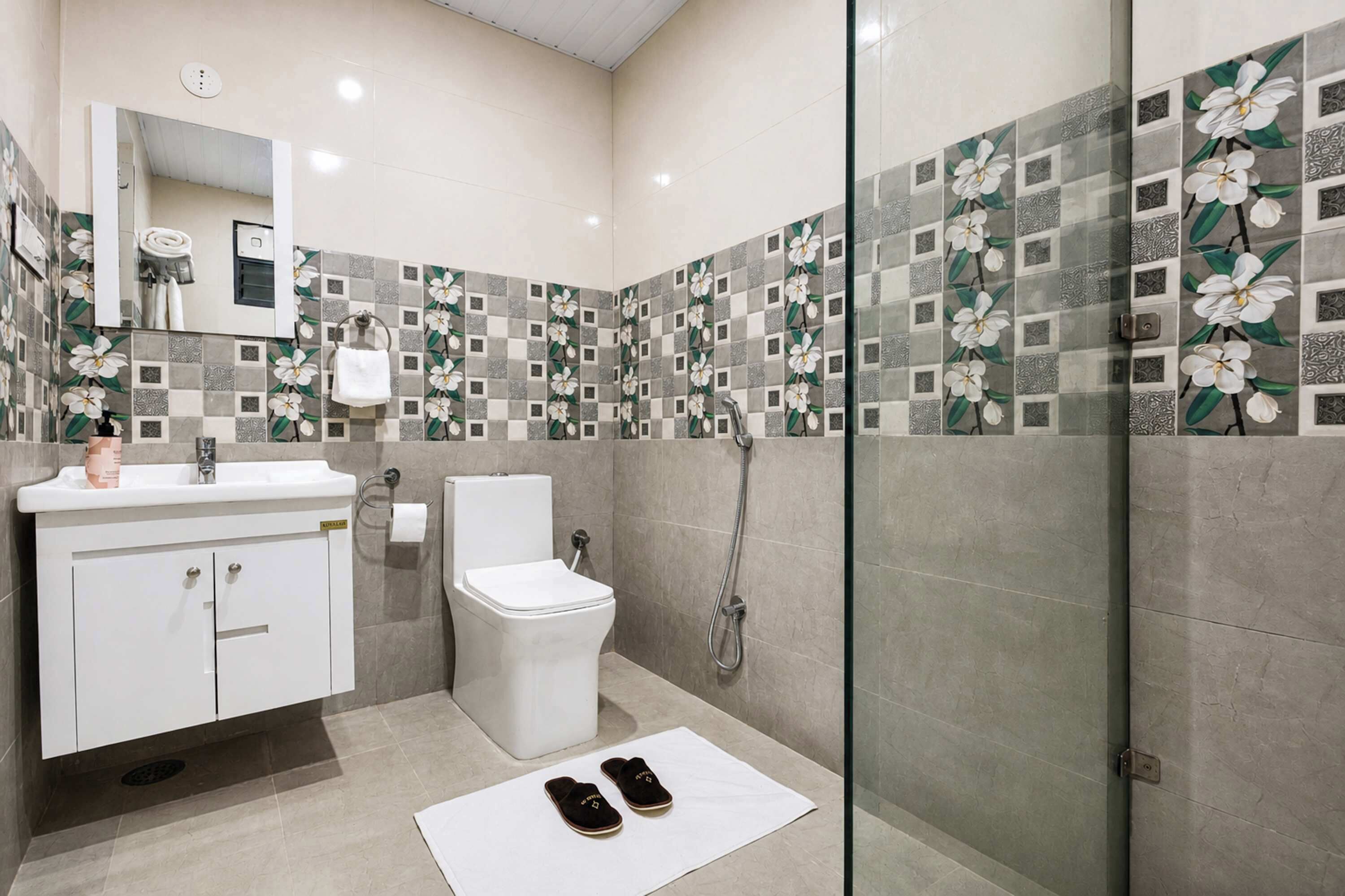 Un baño con inodoro, lavamanos y ducha.