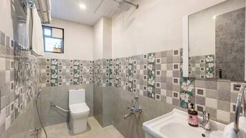 Douche, serviettes fournies, shampoing