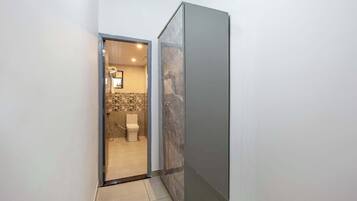 Douche, serviettes fournies, shampoing