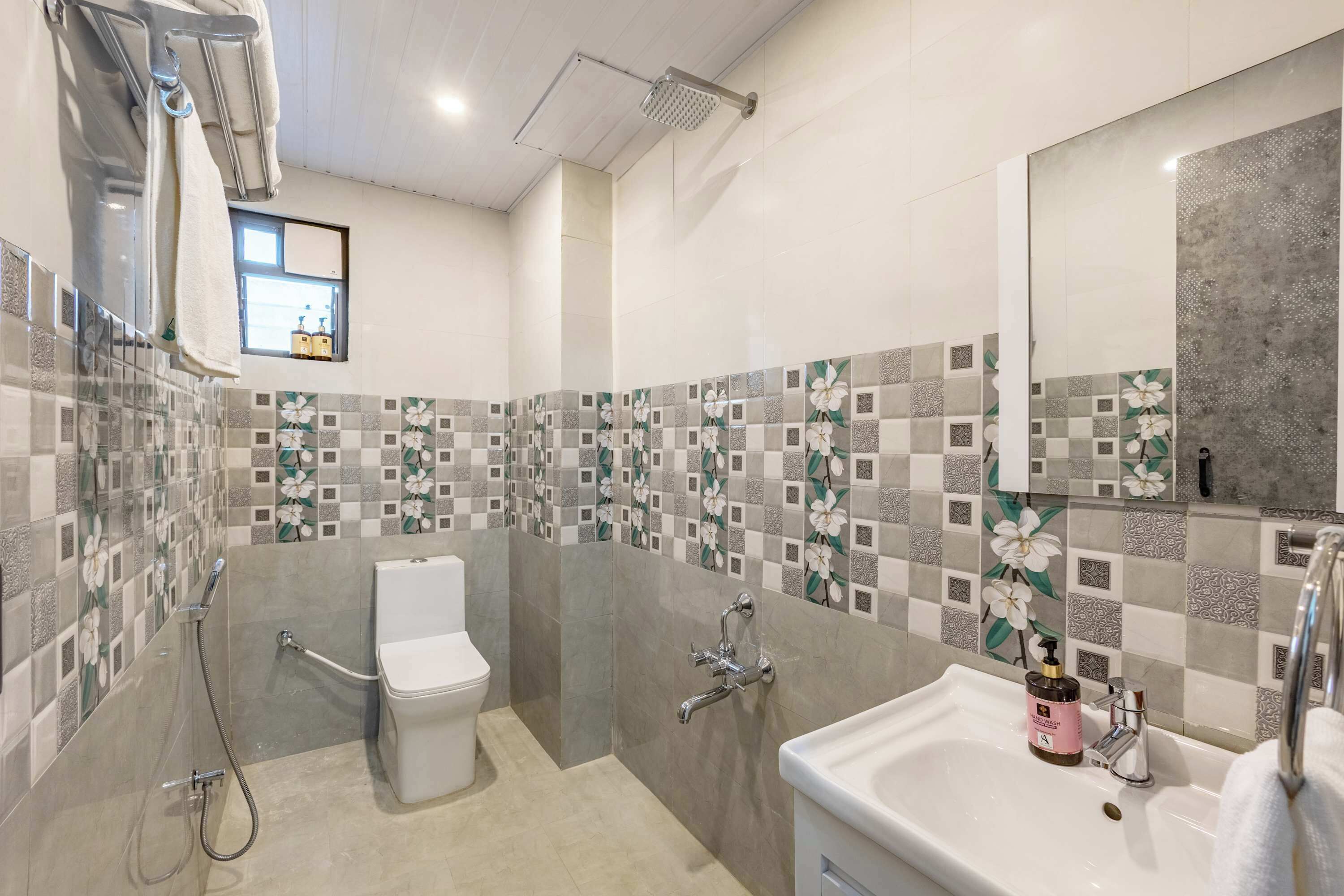 Douche, serviettes fournies, shampoing