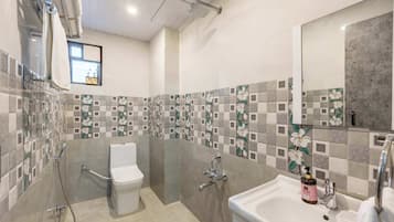 Douche, serviettes fournies, shampoing