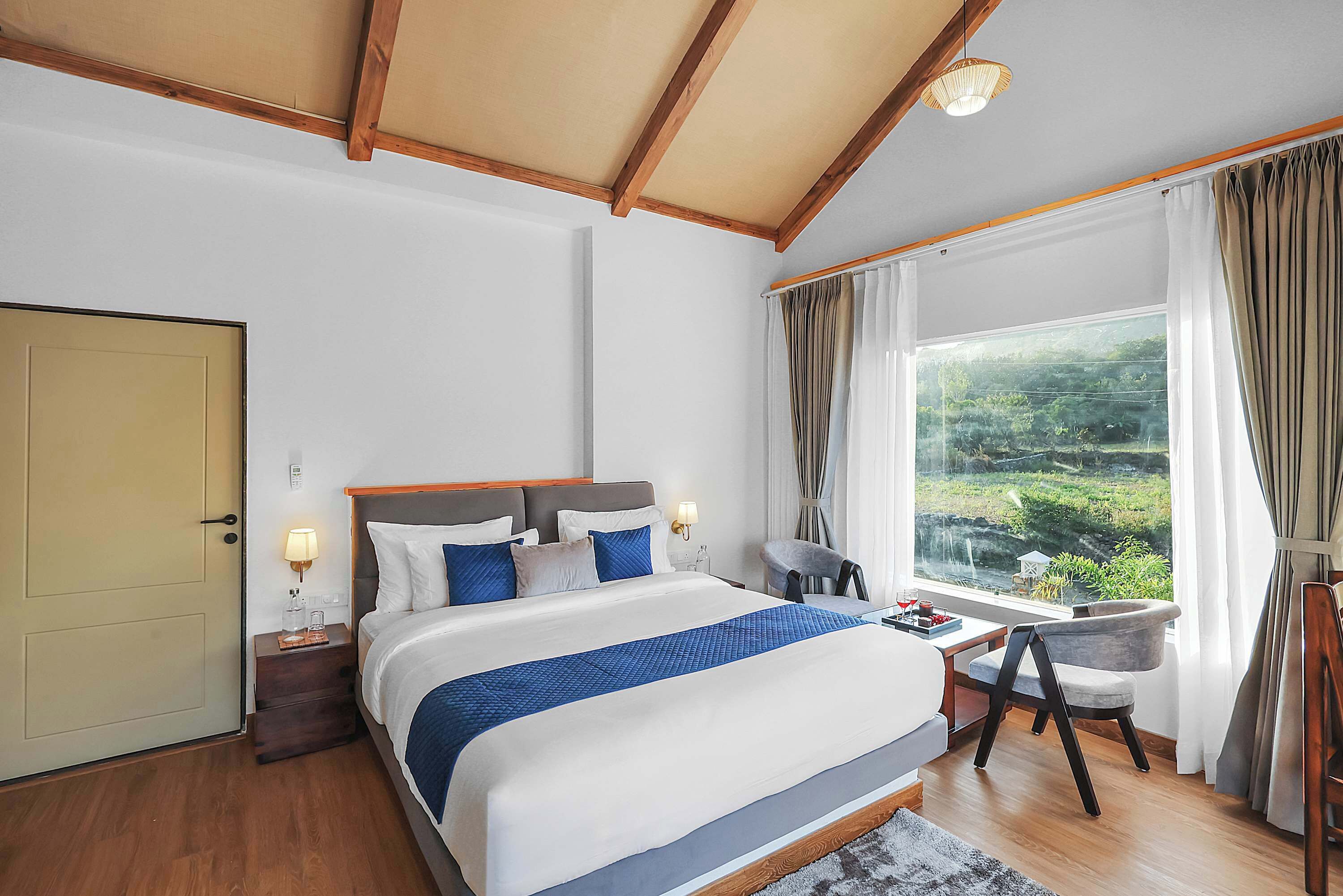 6 slaapkamers, een strijkplank/strijkijzer, wifi, beddengoed