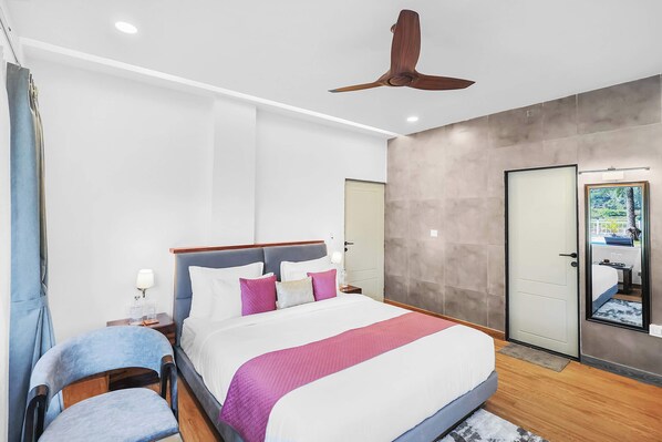 6 bedrooms, iron/ironing board, WiFi, bed sheets