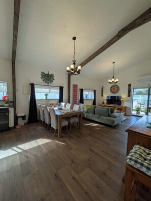 Smart TV, table football, books - Country Stay with Pool, Firepit & Vaulted Ceilings on 2.5 acres. Pet Friendly (Cardup)