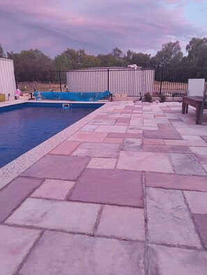 Outdoor pool - Country Stay with Pool, Firepit & Vaulted Ceilings on 2.5 acres. Pet Friendly (Cardup)