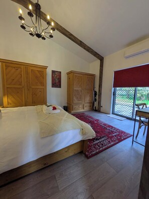 2 bedrooms, desk, iron/ironing board, free WiFi - Country Stay with Pool, Firepit & Vaulted Ceilings on 2.5 acres. Pet Friendly (Cardup)