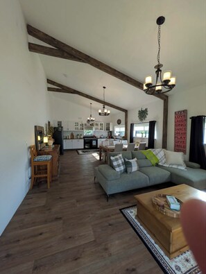 Smart TV, table football, books - Country Stay with Pool, Firepit & Vaulted Ceilings on 2.5 acres. Pet Friendly (Cardup)