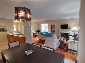 Living area - Home on Cranberry Golf Course Collingwood (Collingwood)