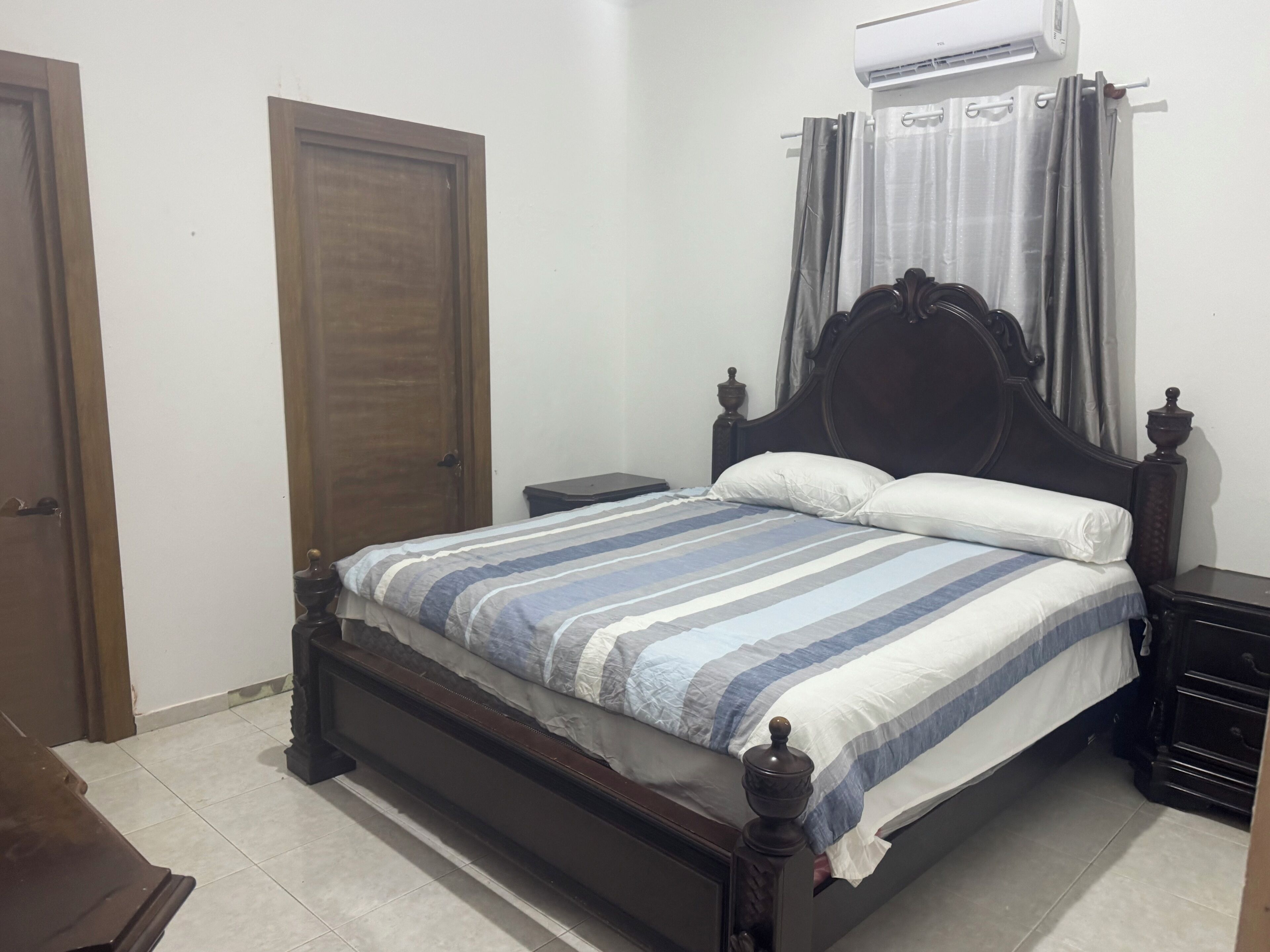 4 bedrooms, iron/ironing board, WiFi, bed sheets
