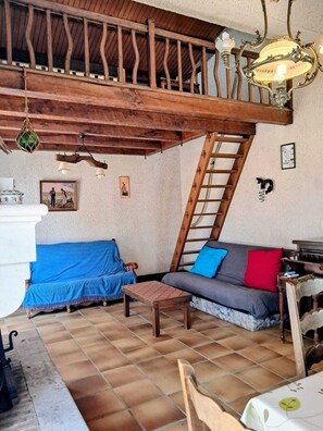 Living area - Vrbo Property (Dolus-d'Oléron)