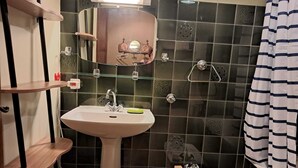A bathroom with a sink, mirror, and bidet. There are shelves and a towel rack. - Dolus d'Oléron House - Sleeps 7 - Spacious and peaceful, ideal for a family vacation (Dolus-d'Oléron)