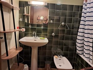 Bathroom - Vrbo Property (Dolus-d'Oléron)