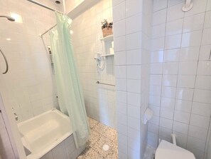 Hårtørrer, håndklæder, Shampoo, Toiletpapir