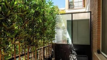 Deluxe-Doppel- oder -Zweibettzimmer, Balkon, Blick auf den Innenhof | Speisen im Freien
