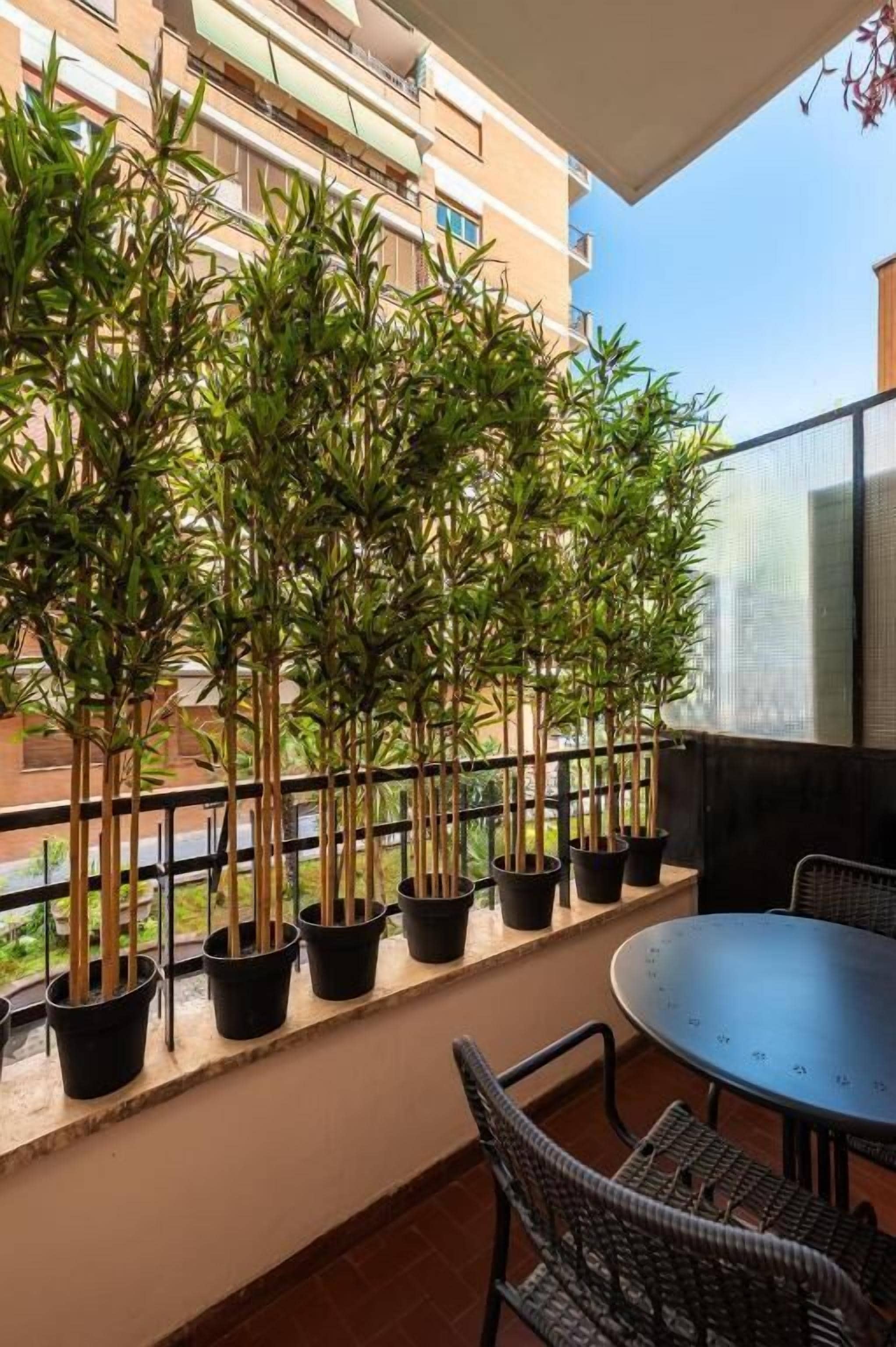 Deluxe-Doppel- oder -Zweibettzimmer, Balkon, Blick auf den Innenhof | Speisen im Freien