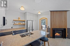 Wasserkocher mit Kaffee-/Teezubehör, Kühlschrank, Mikrowelle, Ofen