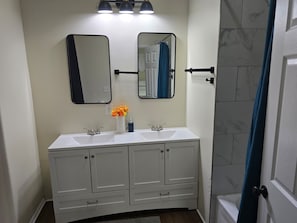 Haartrockner, Handtücher, Seife, Shampoo