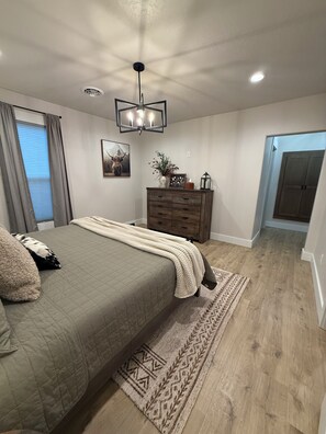 2 bedrooms, iron/ironing board, WiFi, bed sheets - Cozy  fully remodeled rustic modern farmhouse in beautiful downtown Darby (Darby)