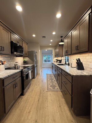 Private kitchen - Cozy  fully remodeled rustic modern farmhouse in beautiful downtown Darby (Darby)