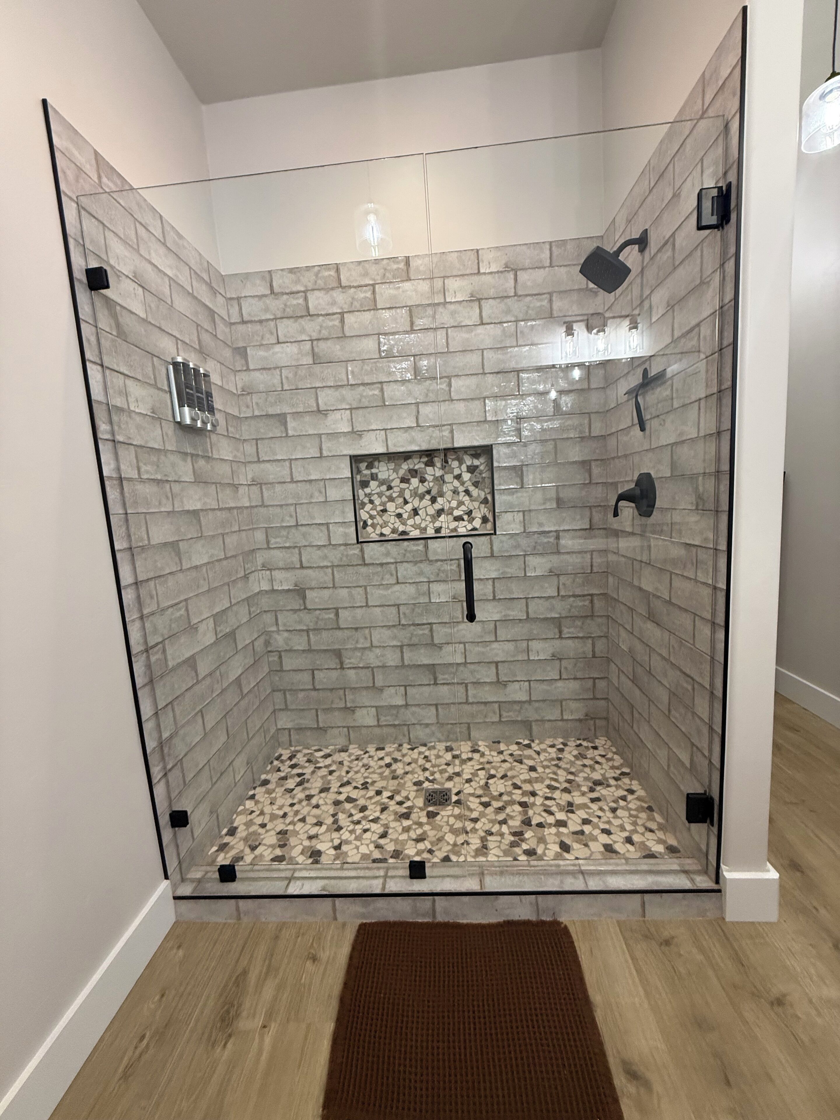 Douche, séchoir à cheveux, serviettes fournies, savon