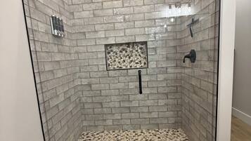 Douche, séchoir à cheveux, serviettes fournies, savon