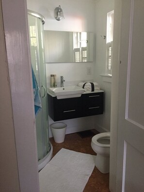Shower, hair dryer, towels, soap - The Sewanee Cottage - Great Location on Campus (Sewanee)