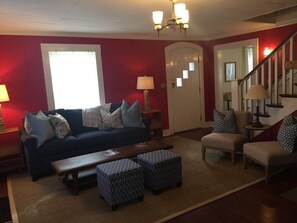 Living area - The Sewanee Cottage - Great Location on Campus (Sewanee)
