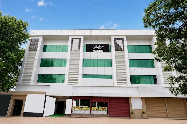 Um edifício moderno com uma placa que diz 'Collection' e 'OYO-Serviced'.