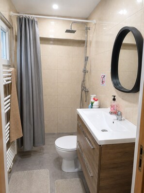Dusche, Haartrockner, Handtücher, Seife