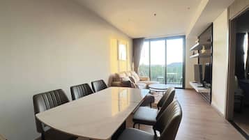 Apartment, 2 Bedrooms, Accessible, Smoking | Dining