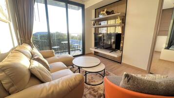 Apartment, 2 Bedrooms, Accessible, Smoking | Living room