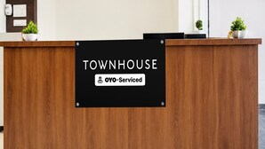 Una recepción con un cartel que indica que es atendida por OYO.