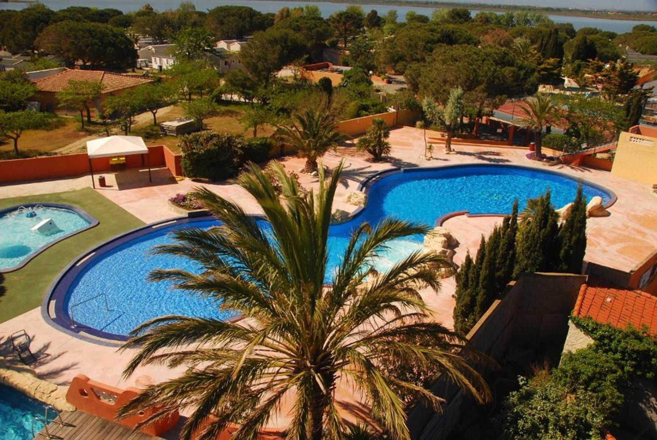 Piscine couverte, piscine extérieure