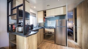 Coffee/tea maker, fridge, microwave, oven - Le Cocon du Mar Estang - Terrace, AC, 8-person mobile home just steps from the sea (Canet-en-Roussillon)