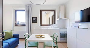 Apartment | Eigene Küche | Wasserkocher mit Kaffee-/Teezubehör, Kühlschrank, Mikrowelle, Ofen