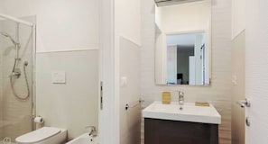 Apartment | Badezimmer | Haartrockner, Handtücher, Shampoo