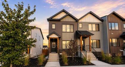 Cozy Calgary Retreat – Near Banff & Spruce Meadows