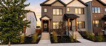 Modern 2BR Calgary Suite • AC • Self Check-In