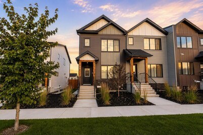 Modern 2BR Calgary Suite • AC • Self Check-In