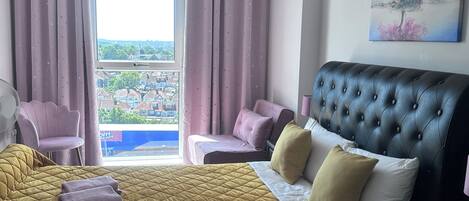 2 Schlafzimmer, Zimmersafe, Schreibtisch, Bügeleisen/Bügelbrett