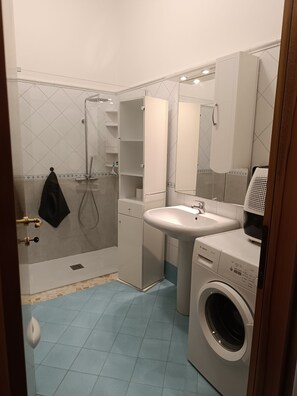 Doccia, asciugacapelli, bidet, asciugamani