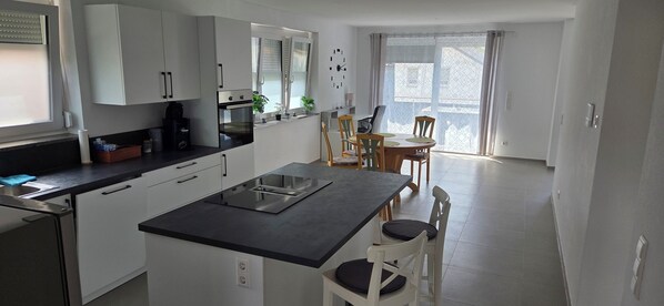 Kühlschrank, Ofen, Herdplatte, Geschirrspüler