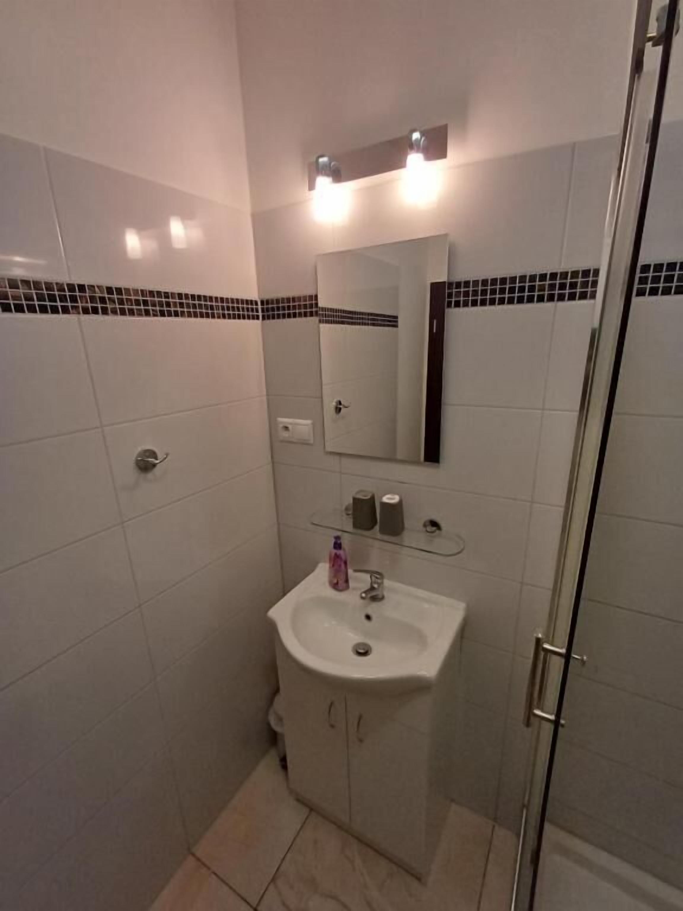 Standard Twin Room, City View | Bathroom | Shower, free toiletries, hair dryer, towels