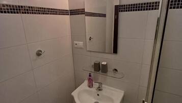 Standard Twin Room, City View | Bathroom | Shower, free toiletries, hair dryer, towels