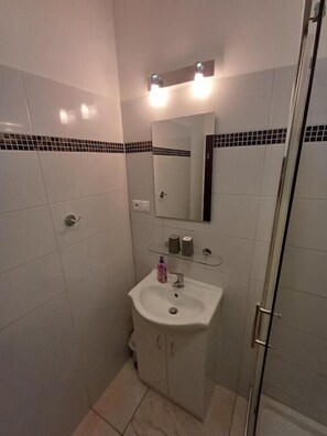 Standard-Zweibettzimmer, Stadtblick | Badezimmer