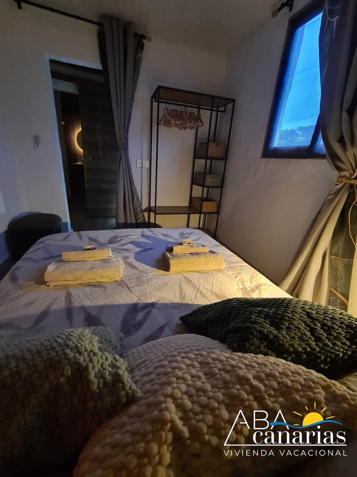 1 slaapkamer, een bureau, een strijkplank/strijkijzer, reisbedje