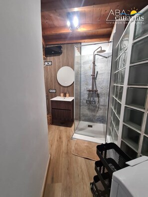 Doccia, asciugacapelli, asciugamani, sapone