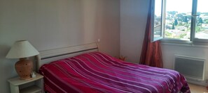 2 bedrooms, iron/ironing board, free WiFi, bed sheets - 4-Bedroom Apartment in Port-Issol, Sanary-sur-Mer (Sanary-sur-Mer)